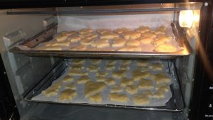 Galletas en el horno ya casi listas, mmmm! - Preparando masa de galletas - Campamento La Leala 2017 - Organiza la Ludoteca El Escondite