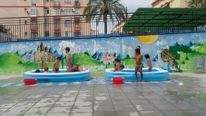 Refrescandonos en las piscinas - Campamento La Leala Verano 2017 - Organizado por la Ludoteca el Escondite