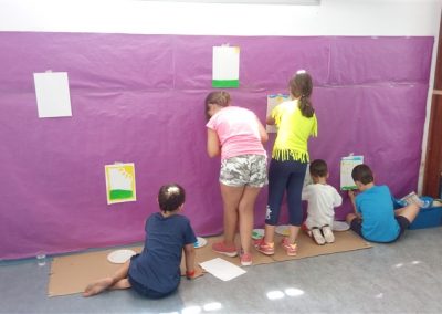 Pintando con pincel - Campamento La Leala 2017 - Organiza la Ludoteca El Escondite